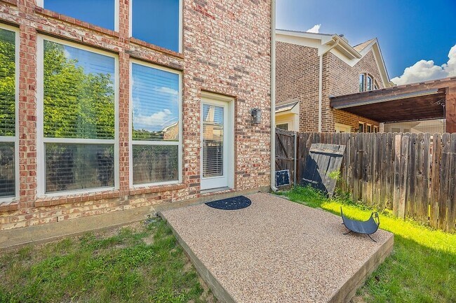 Foto del edificio - 15516 Mayflower Trail