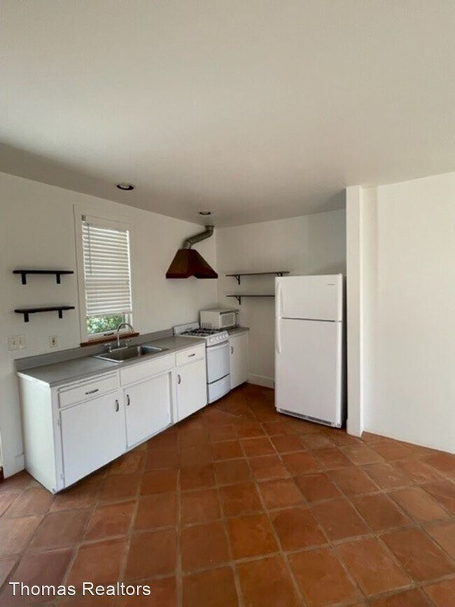 Building Photo - Studio, 1 bath House - 3521 1/2 Eugene Place