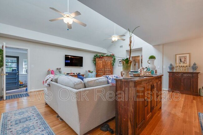 Foto del edificio - 1612 Whitethorne Rd