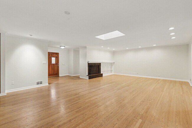 Building Photo - Beautifully Updated 4BR Home Blending Mid-Century Charm & Modern Comfort