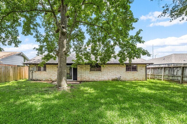 Foto del edificio - 5618 Briarwick Ln