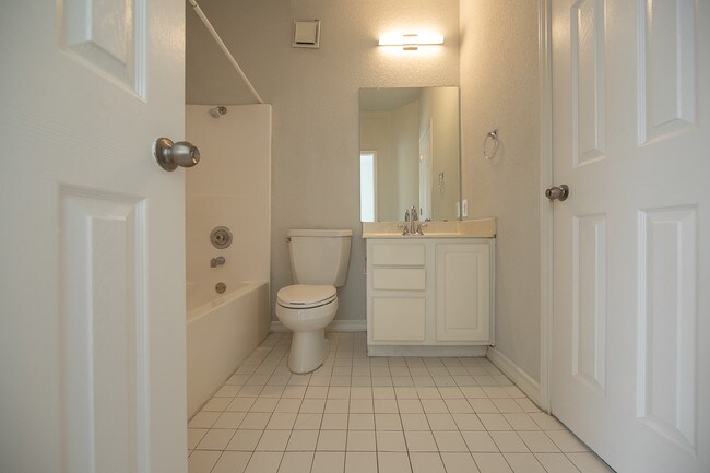San Remo Apartments Austin Tx 2x1 5 Bathroom W Shower Tub San Remo Apartments