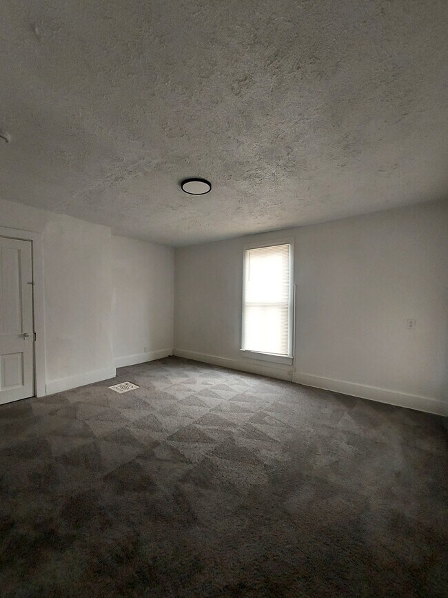 Building Photo - 240 W Main St