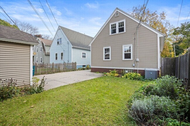 Building Photo - 1316 E Lake Bluff Blvd