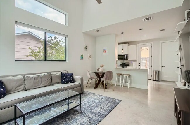 Foto del edificio - 2932 E 13th St