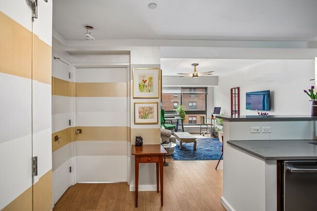 Building Photo - 535 W 52nd St