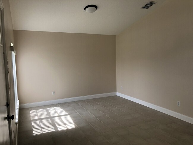 Building Photo - LOTS OF ROOM IN THIS CUTE 3/2 HOME IN CLER...