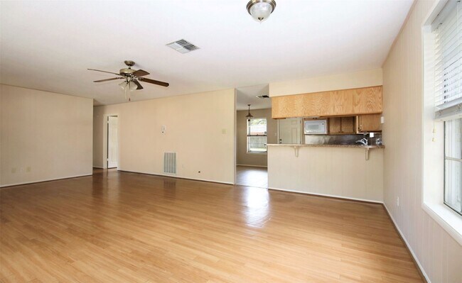 Building Photo - 111 Azalea St