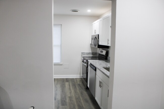 Building Photo - 4552 Greenwood Dr