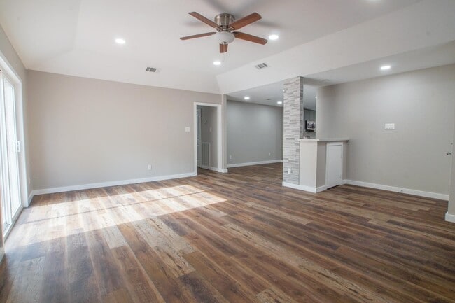 Foto del edificio - 4131 Lufborough Dr