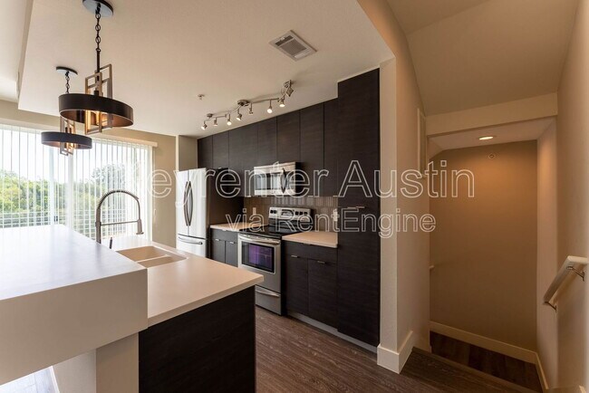 Building Photo - 604 N Bluff Dr