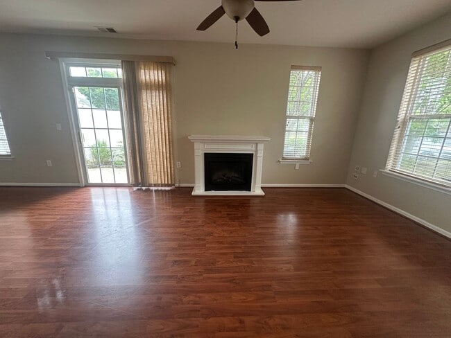 Building Photo - Beautiful townhouse style condo in Ridgely Manor - App Pending!