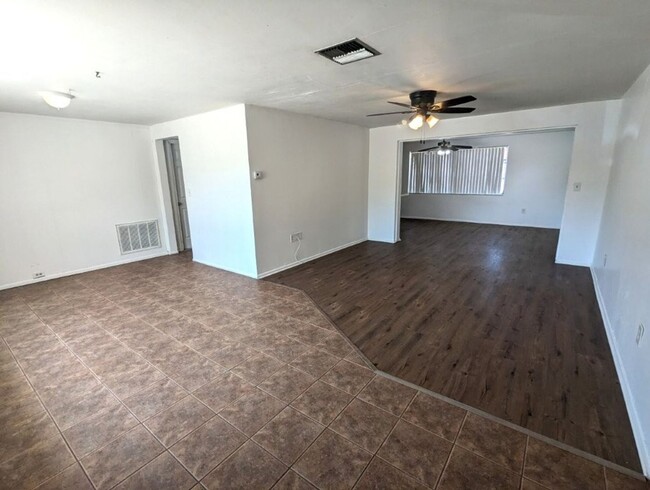 Foto del edificio - CORNER LOT 2/2 over 1246sf with NEW lvp fl...