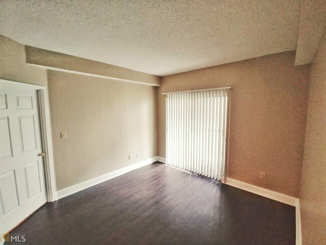 Foto del edificio - 1075 Peachtree Walk NE