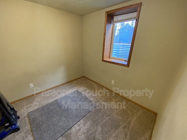 Building Photo - 1009 13th Ave N