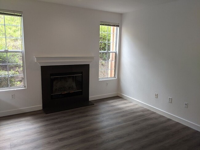 Building Photo - 2 Bedroom-2 Bathroom Single Story Condo in...