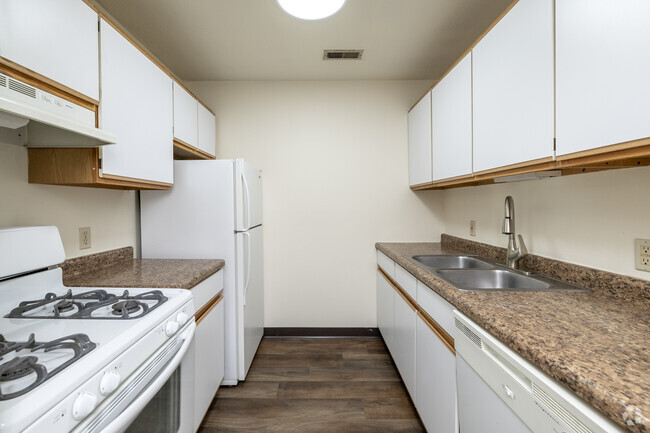 2 habitaciones, 1 baño, 825 pies cuadrados, cocina - Arrowhead Apartments and Townhomes