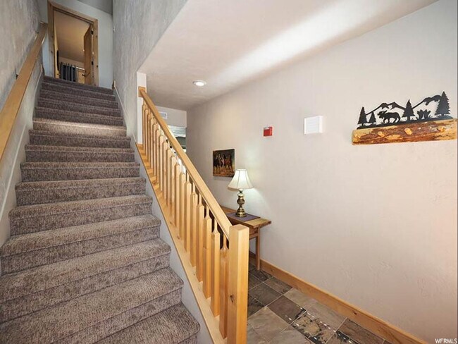 Building Photo - 6010 N Fox Pointe Cir