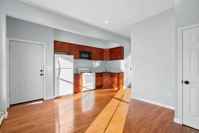 Building Photo - 132 3rd St