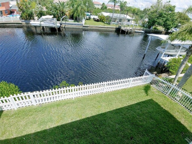 Foto del edificio - 327 Manatee Ln