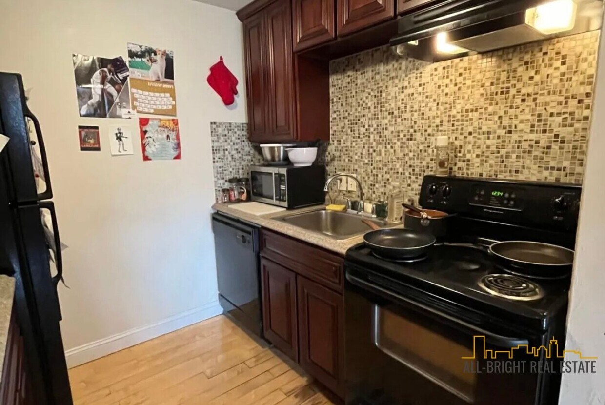 Primary Photo - Large Studio - Balcony - Pool - Close to T