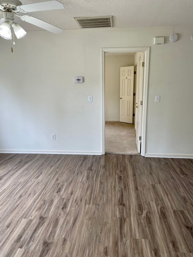Foto del edificio - 2114 Wisteria Dr