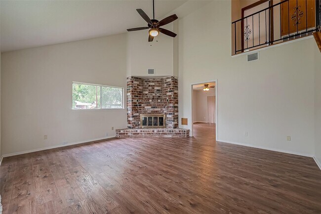 Foto del edificio - 227 Glencairn Ct