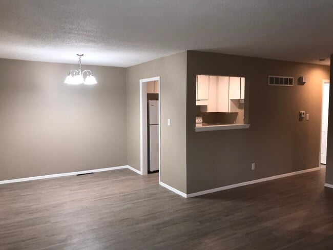 Building Photo - 8325 Grandview Ln