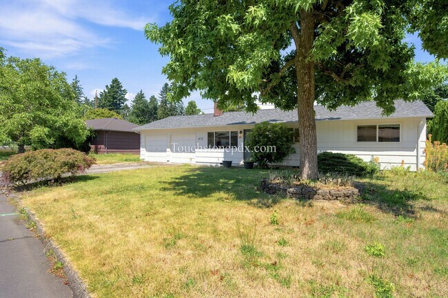 Building Photo - Refreshed East Portland 3 Bed Home with Fenced Yard, AC, and 2 Car Garage