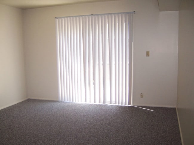 Building Photo - 404 S Prairie St