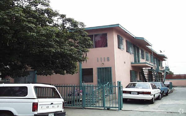 Building Photo - 1116 N Beachwood Dr