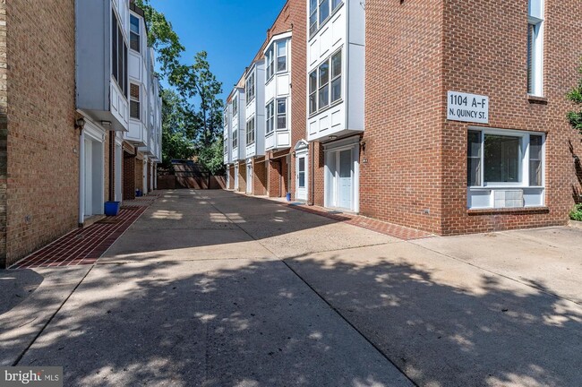 Building Photo - 1104 N Quincy St
