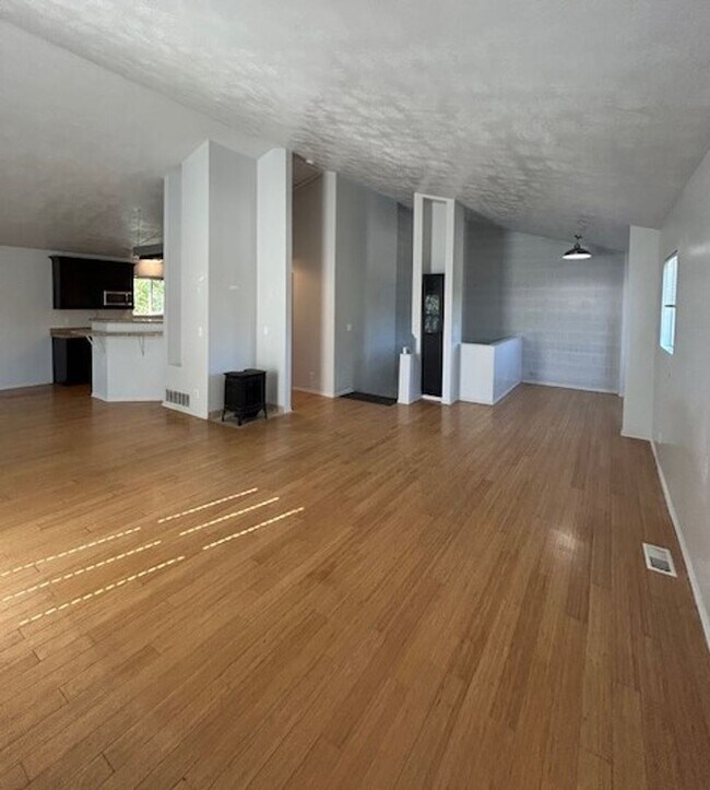 Building Photo - Townhome for Rent in Millcreek!
