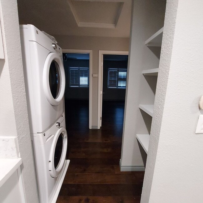 Building Photo - Charming 2bedroom, 2bath home, Like New near Land Park Area and City College.