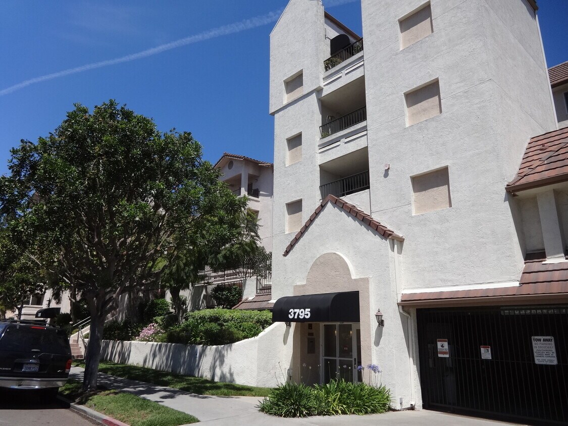 Foto principal - Centrally Located 2nd floor Upgraded Condo