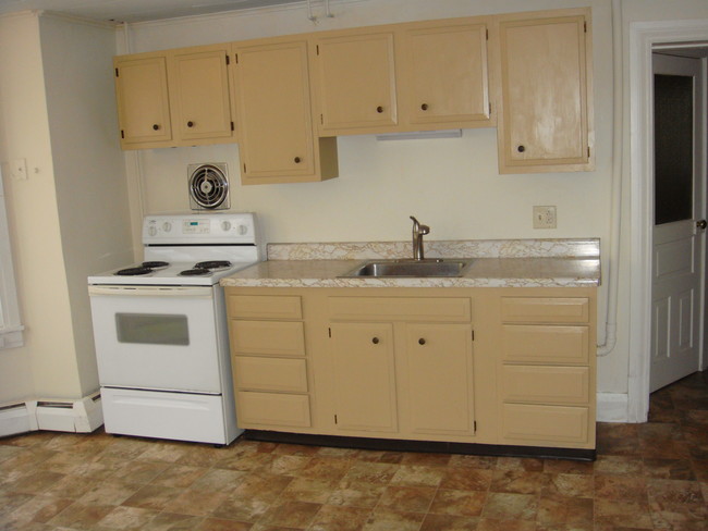 Kitchen - 1401 E Philadelphia Ave