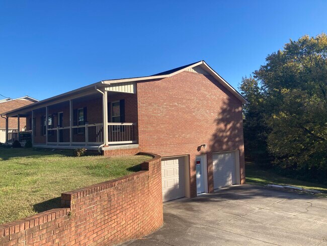 Building Photo - 490 Beechwood Cir