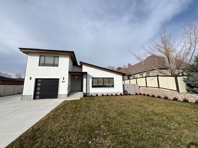 Foto del edificio - ABSOLUTELY UNBELIEVABLE NEW HIGH END CUSTOM HOME!