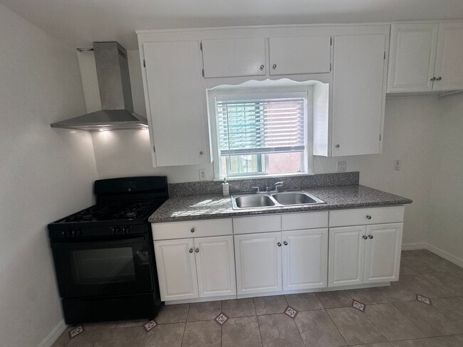 Foto del edificio - 8739-8743 Firestone Blvd