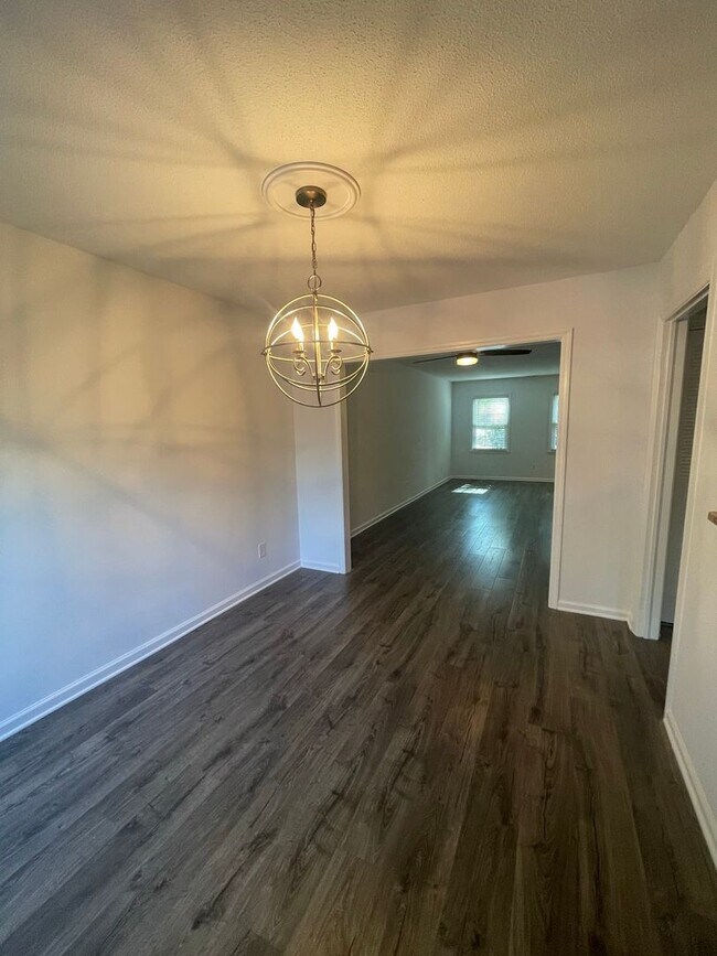 Building Photo - Williamsburg Townhome Available for Rent