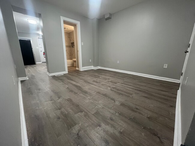 Building Photo - New 2 Bed/2Bath Home near Bergen Square in...