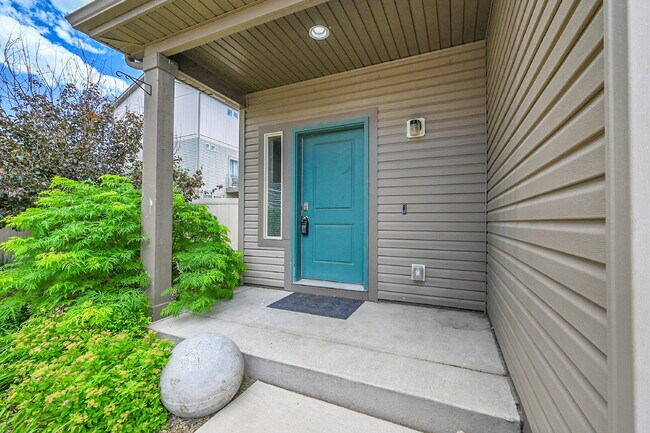 Building Photo - $2,550.00, 3 bed, 2.5 bath located in Colo...
