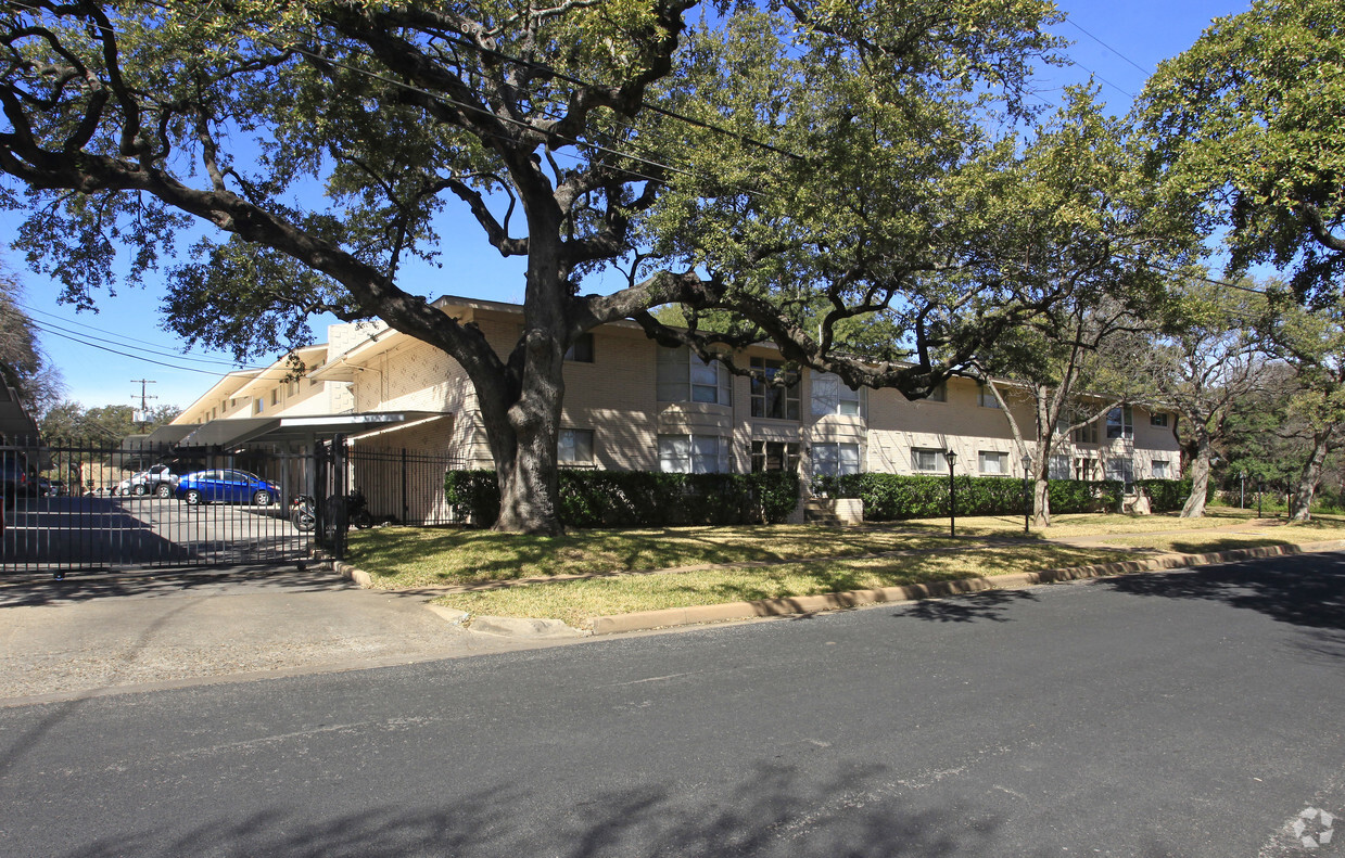 Primary Photo - Windsor Oaks Apartments