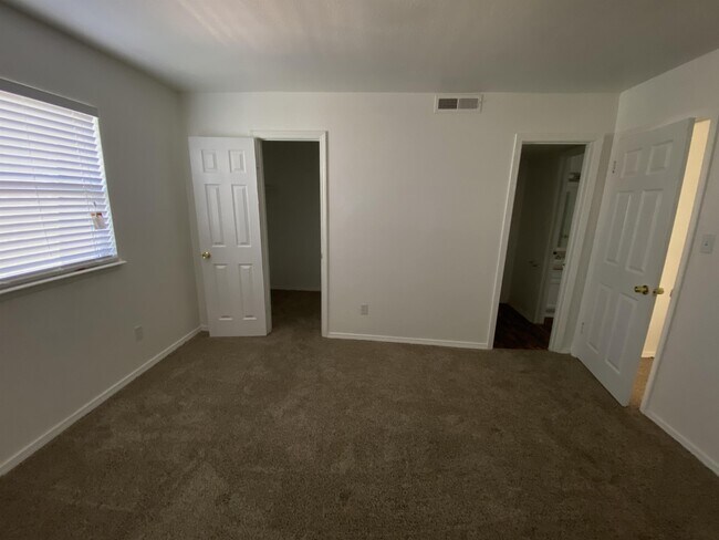 Building Photo - 500 Sinclair Dr