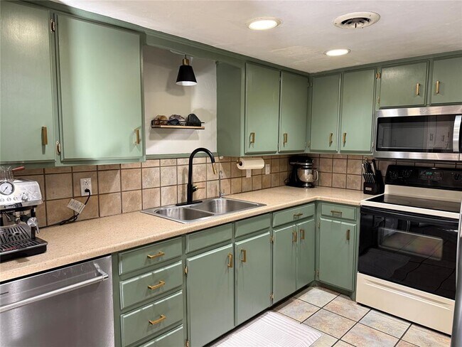 Foto del edificio - 1327 Canterbury Blvd