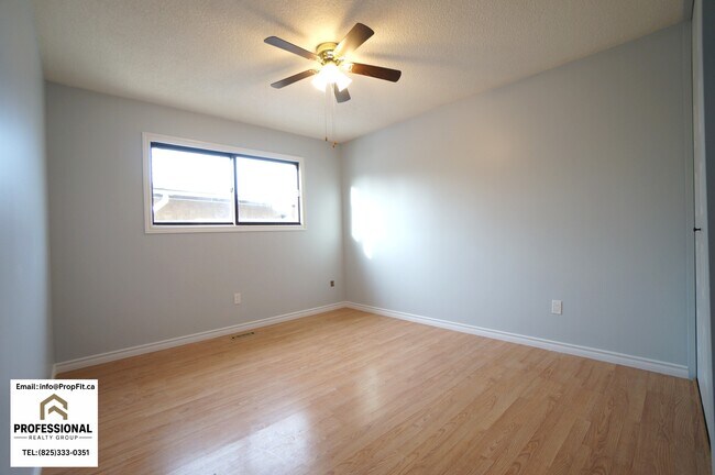 Photo du bâtiment - 17124 101 St NW