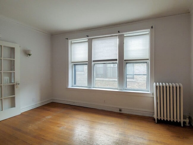 Building Photo - 435 W Surf St