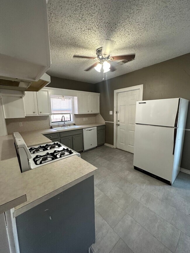 Foto del edificio - Charming 2 bed 1 bath home MOVE IN READY!