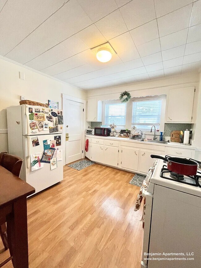 Foto del edificio - 79-81 Cresthill Rd. Unit 2