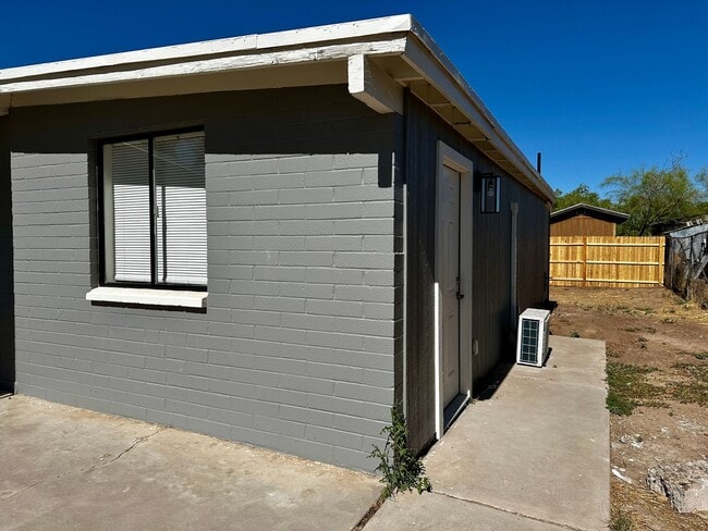 Building Photo - Beautiful Remodeled Studio With Private Ba...